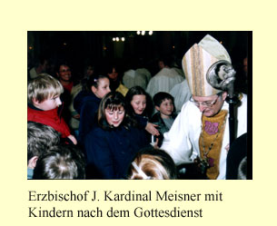 Erzbischof mit Kindern nach dem Gottesdienst